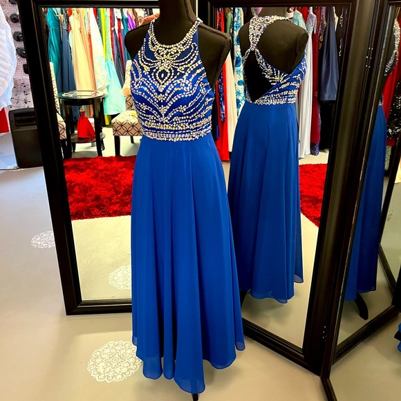 Formal dress - Picture 1 of 3